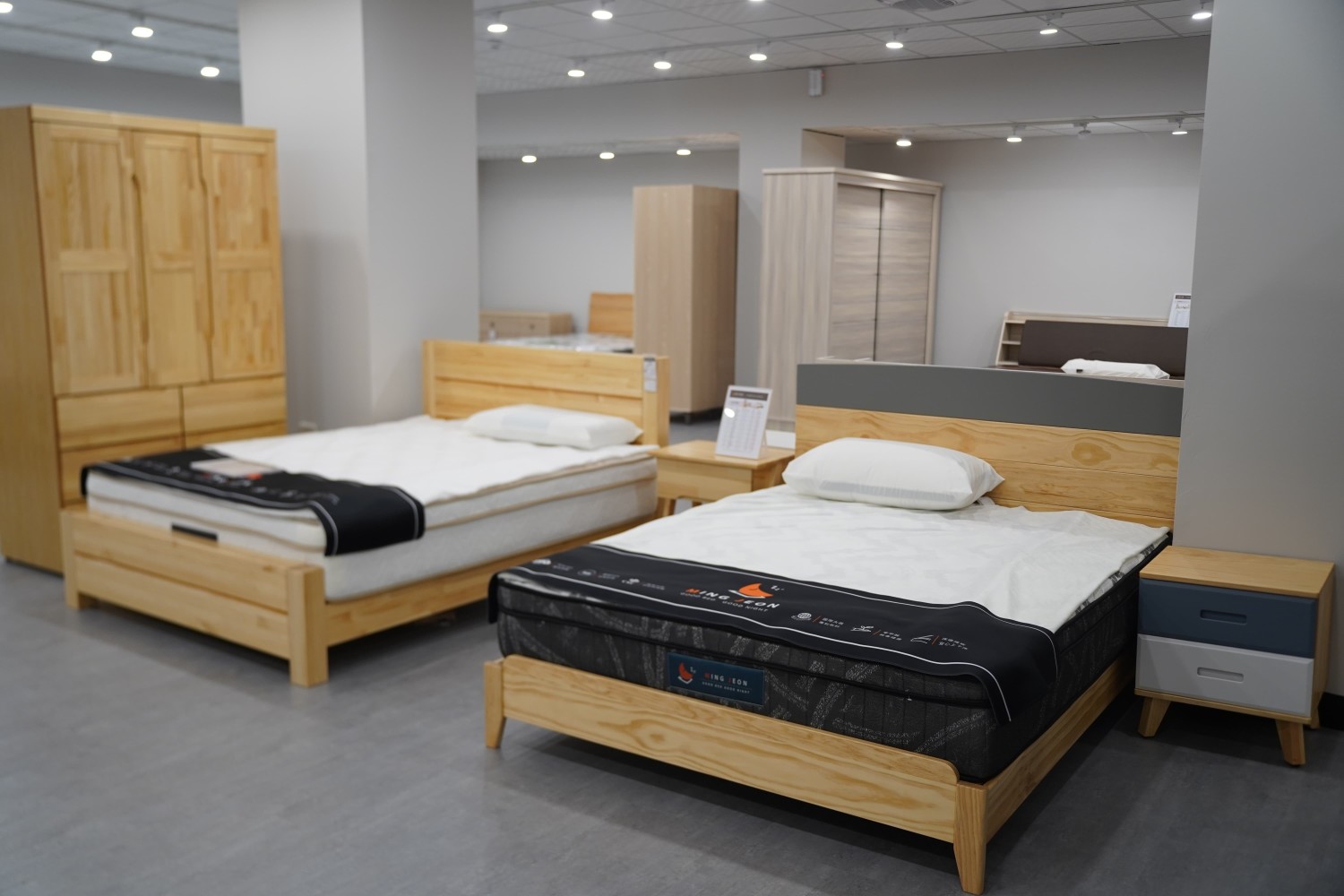 【明久家具台中店】四樓平價床墊及北歐實木風床組體驗區。