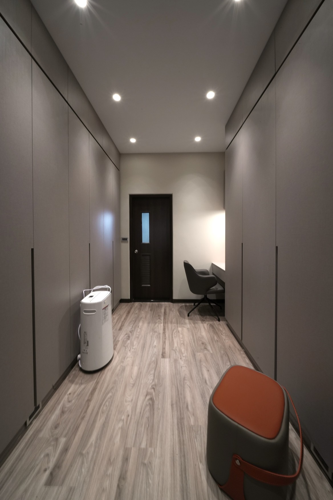 保留建商衛浴位置，將更衣室設置於衛浴前，更符合使用者動線。