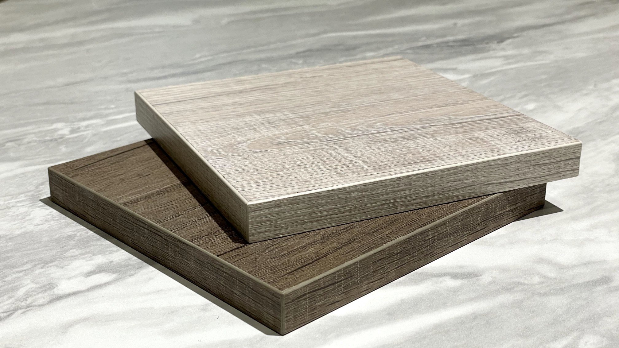 木心板是由上下兩層薄木片，中層以實木木條，共三層木片拼貼、壓製而成。
