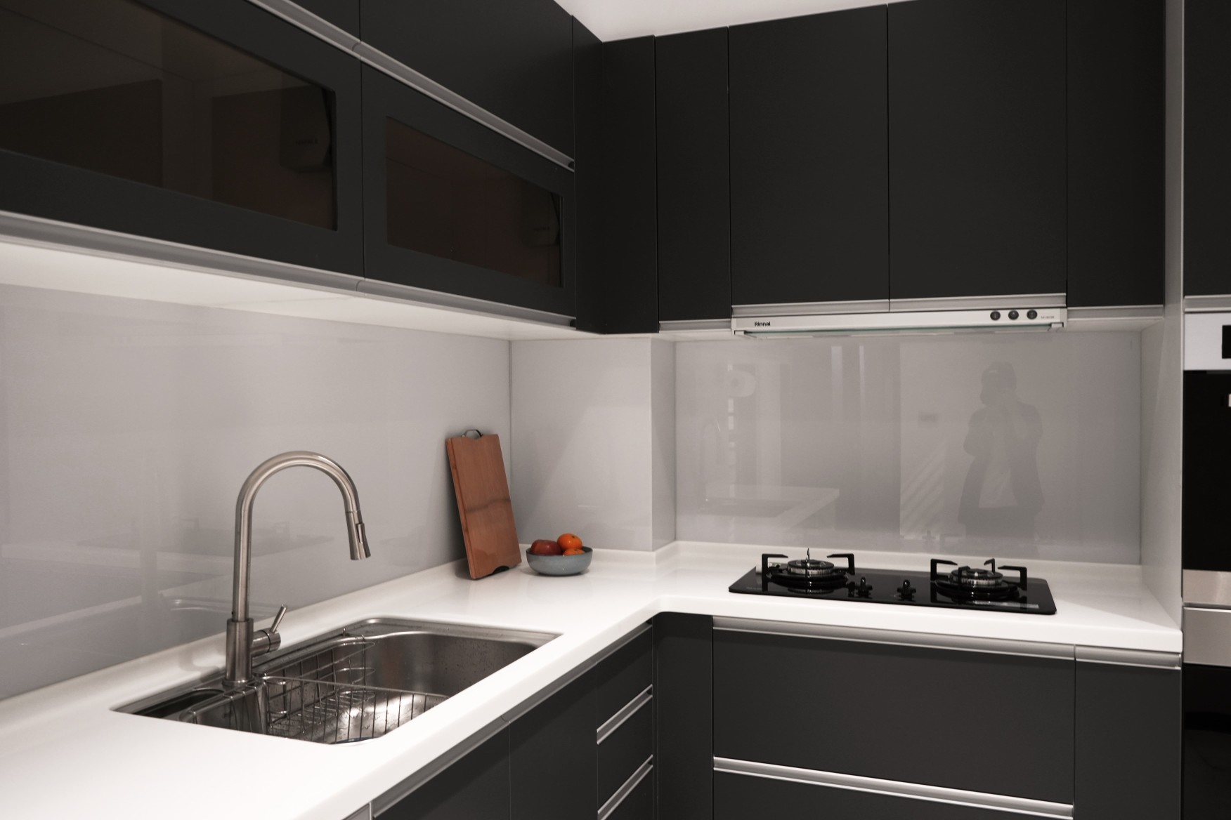 廚房設計以更低調現代流線感作為主體視覺