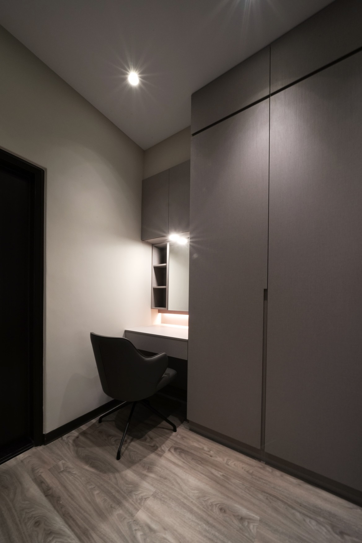保留建商衛浴位置，將更衣室設置於衛浴前，更符合使用者動線。