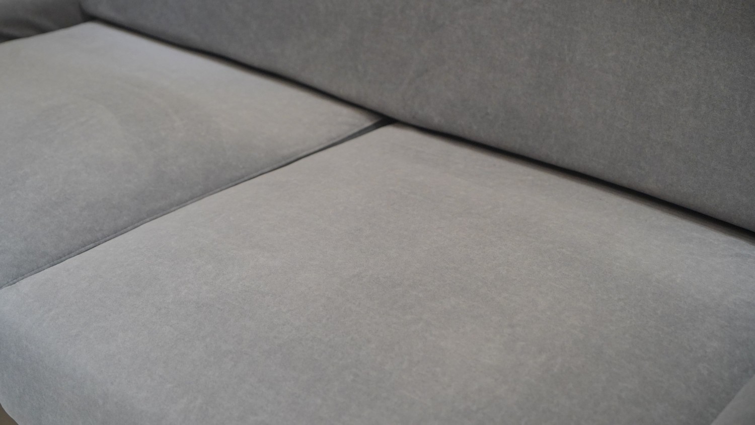 沈大哥的沙發材質以短絨毛作為表布，擁有極高的親膚性、觸感也更好