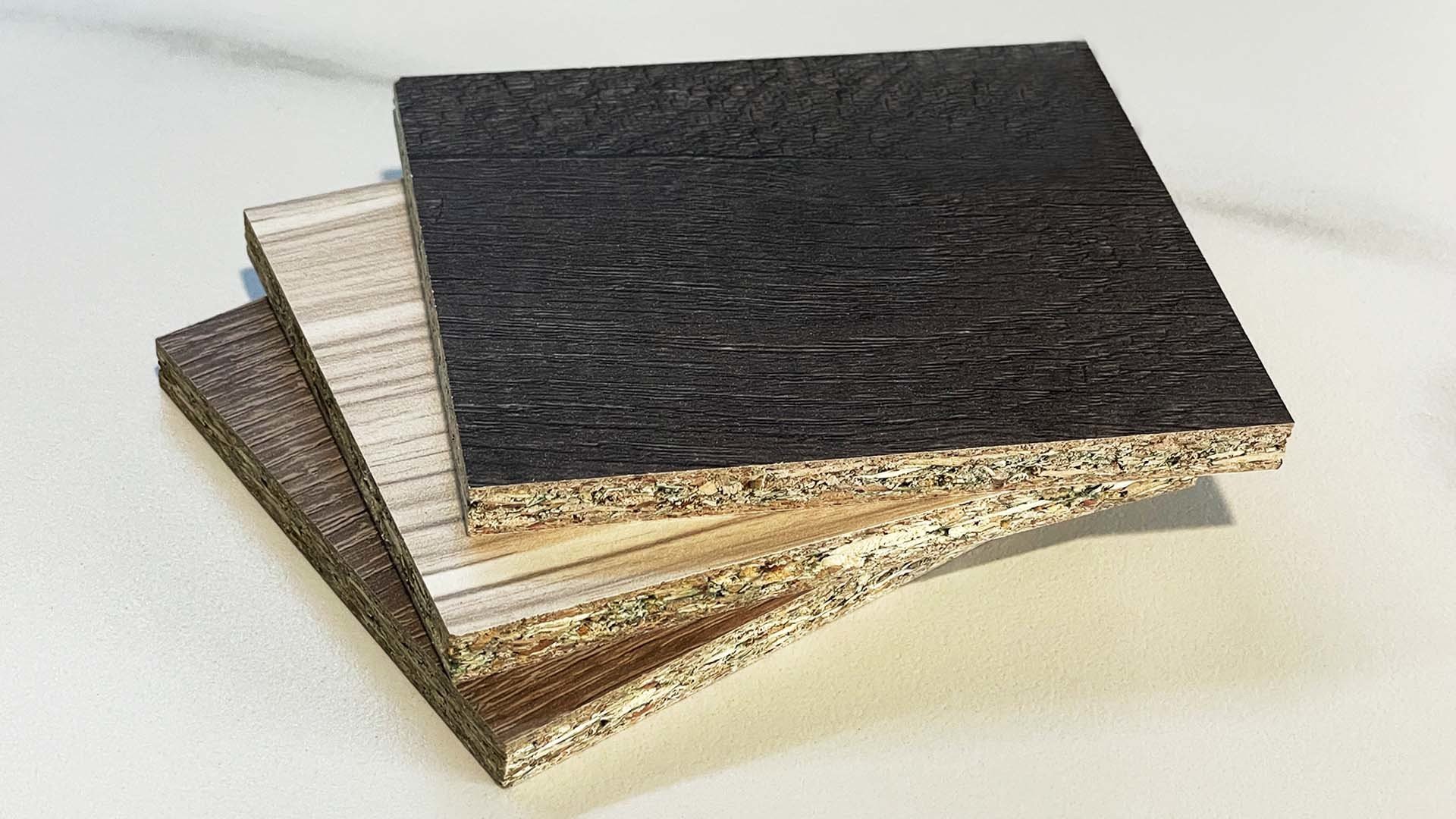 塑合板製成方式與密集板類似，密度也高於密集板。將細碎木屑加膠合劑黏合後，以高溫高壓製成後，外層再貼上一層美耐皿。