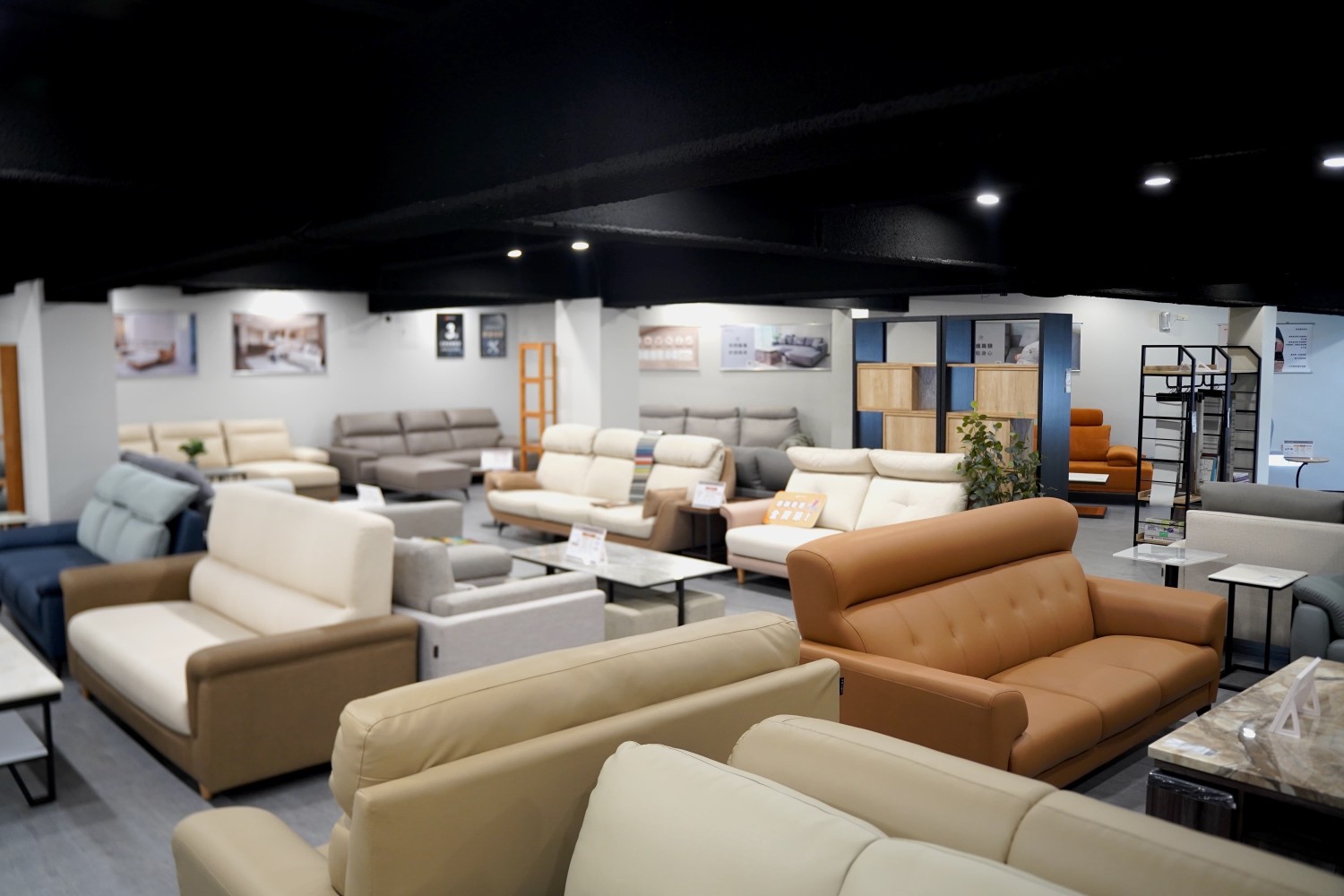 【明久家具台中店】二樓為沙發及客廳體驗區。